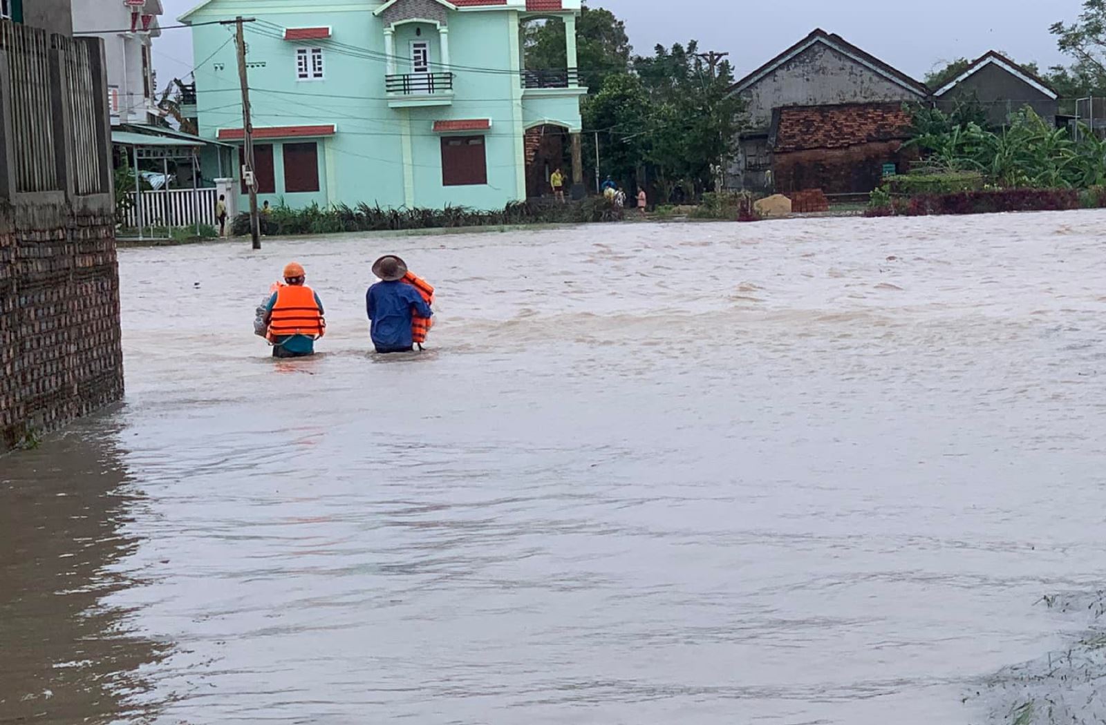 Phú Yên: Mưa lớn nhiều ngày, hàng chục ngàn ngôi nhà bị ngập